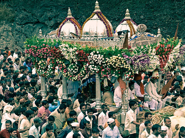 wayfarers a descansar em heaths durante sant dnyaneshwar palakhi - wayfarers - fotografias e filmes do acervo