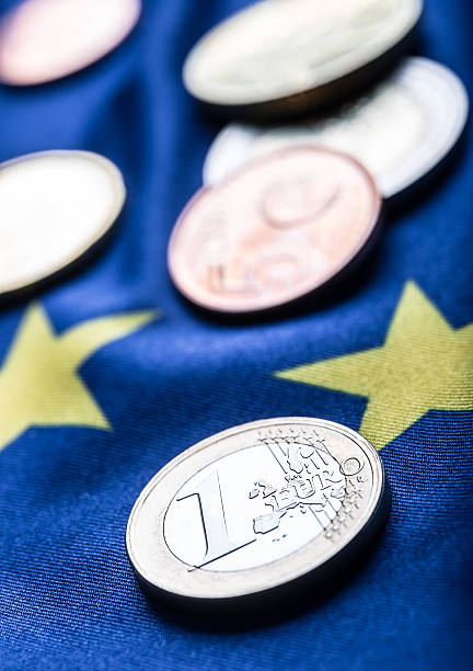 ユーロ貨幣などがあります。ユーロ通貨です。ヨーロッパフラグと�ユーロマネー - flag greece european union flag coat of arms ストックフォトと画像