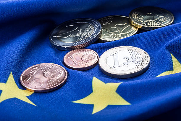 ユーロ貨幣などがあります。ユーロ通貨です。ヨーロッパフラグとユーロマネー - flag greece european union flag coat of arms ストックフォトと画像