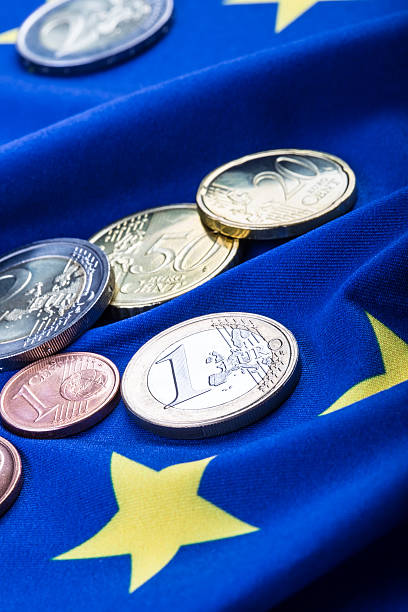 ユーロ貨幣などがあります。ユーロ通貨です。ヨーロッパフラグとユーロマネー - flag greece european union flag coat of arms ストックフォトと画像