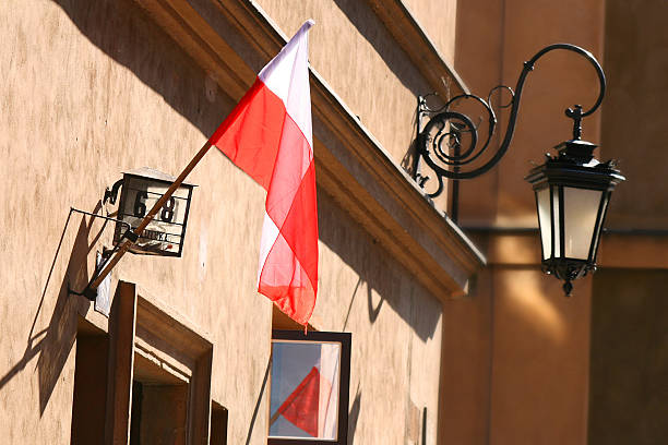 bandeira da polónia e lantarn no fundo - lantarn imagens e fotografias de stock