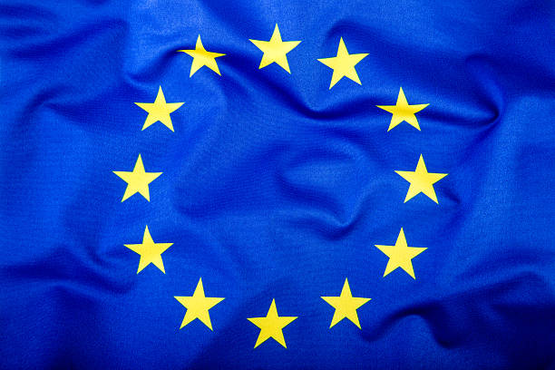 플랙 유럽연합 손 흔드는 풍력. - europe european union currency euro symbol european union flag 뉴스 사진 이미지