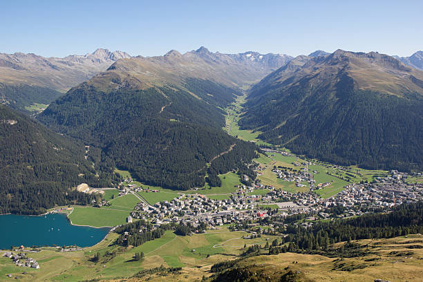 山からの眺めに weissfluhjoch ダボス&湖のダヴォス - weissfluhjoch ストックフォトと画像