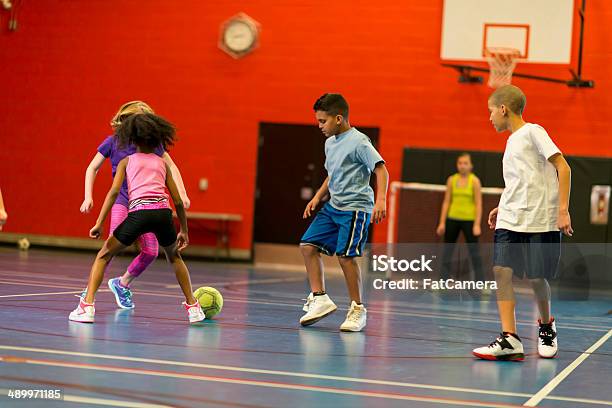 Gimnasio De Clase Foto de stock y más banco de imágenes de Fútbol - Fútbol, Gimnasio escolar, Niño