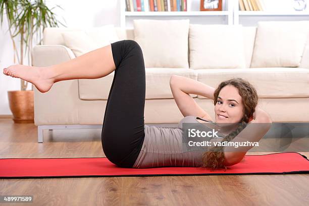 Gimnasio De Hogar Foto de stock y más banco de imágenes de Adulto - Adulto, Aeróbic, Amoldar