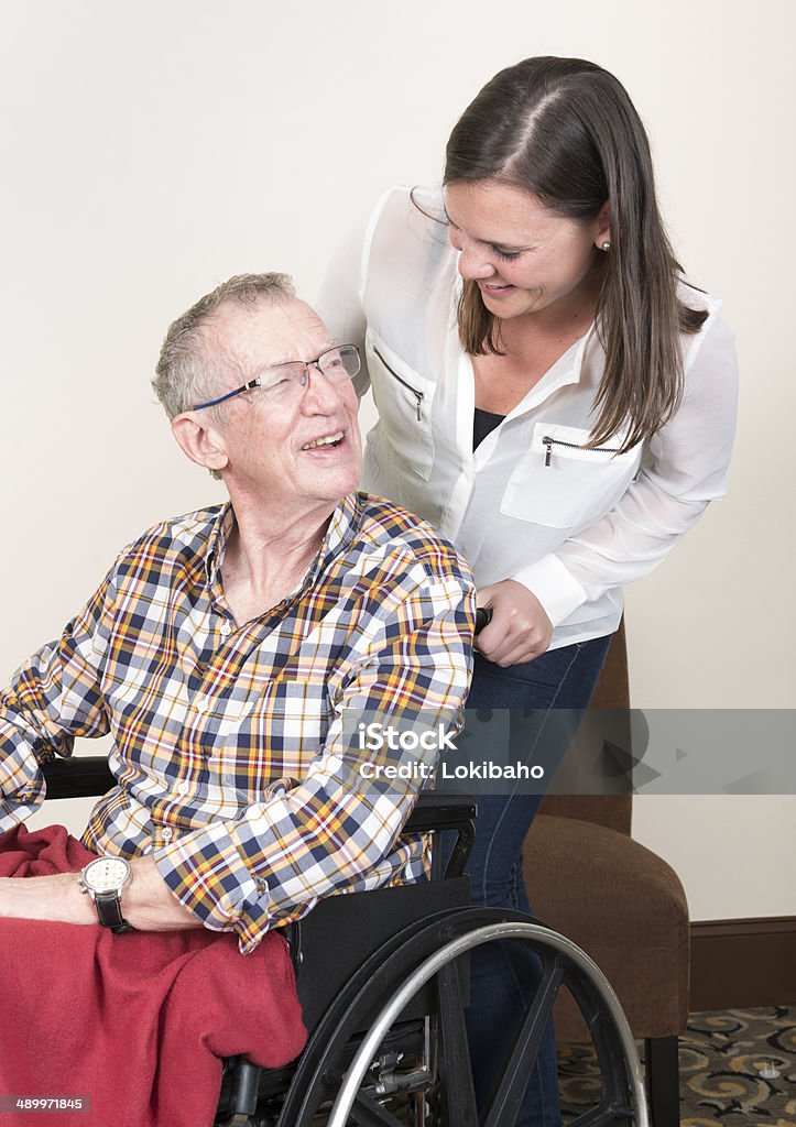 Assistant mit älteren Mann im Rollstuhl - Lizenzfrei 80-89 Jahre Stock-Foto