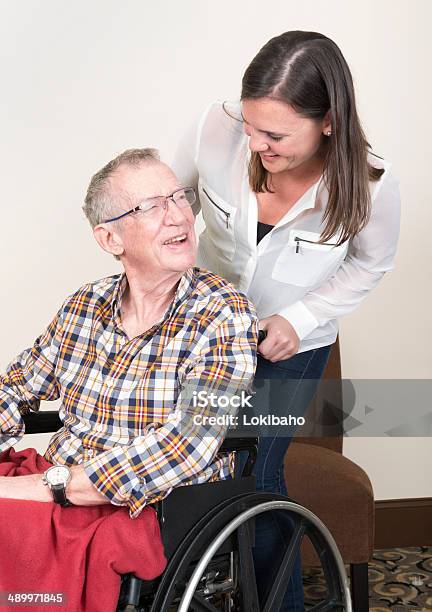 Assistant Mit Älteren Mann Im Rollstuhl Stockfoto und mehr Bilder von 80-89 Jahre - 80-89 Jahre, Aktiver Senior, Alter Erwachsener