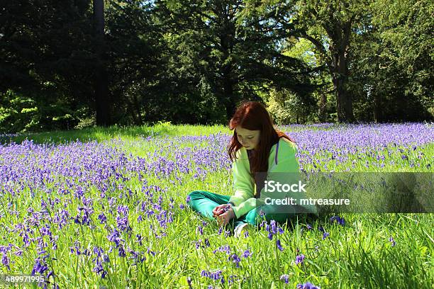 여자아이 긴 모발 휴식 사이에 우드랜드 Bluebells Dappled 섀이드 T 셔츠에 대한 스톡 사진 및 기타 이미지 - T 셔츠, 가정 생활, 고요한 장면