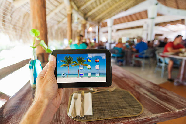 tenendo il tablet pc in ristorante - digital tablet beach digital display pc foto e immagini stock