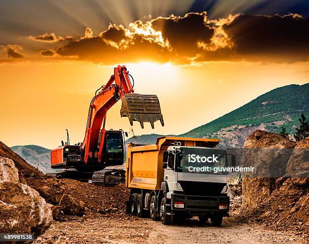 Moving Berge Bei Sonnenuntergang Stockfoto und mehr Bilder von Baugewerbe - Baugewerbe, Erz, Tragen