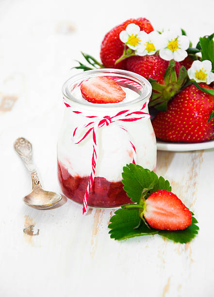 jogurt truskawkowy - vertical studio shot indoors pink zdjęcia i obrazy z banku zdjęć