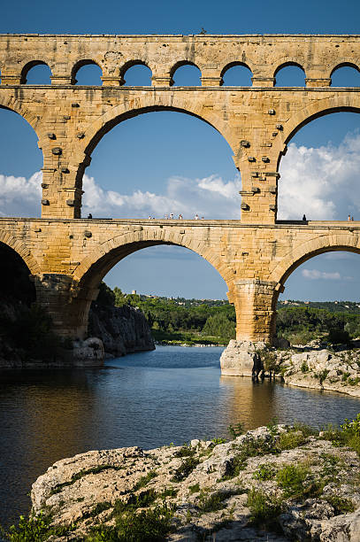 pont du gard, antiguo roman's bridge en provence, francia - aqueduct roman ancient rome pont du gard fotografías e imágenes de stock