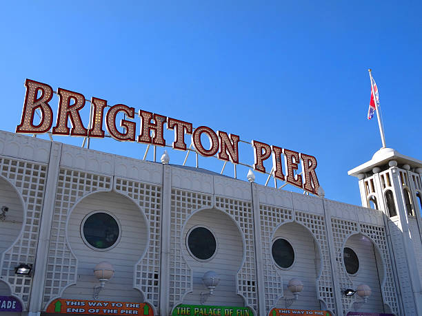 imagem do brighton pier placa decorada e trabalho de treliça união-jack-bandeira - palace pier tourism built structure sign - fotografias e filmes do acervo