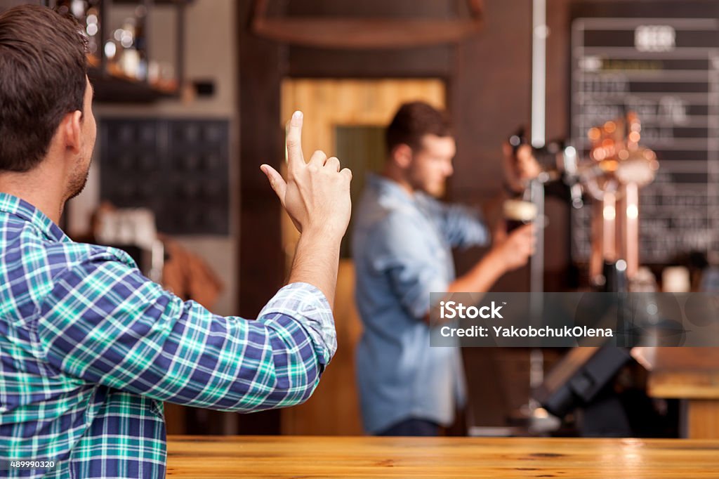 Attraktive junge Mann Bestellungen lager im pub - Lizenzfrei Bestellen Stock-Foto