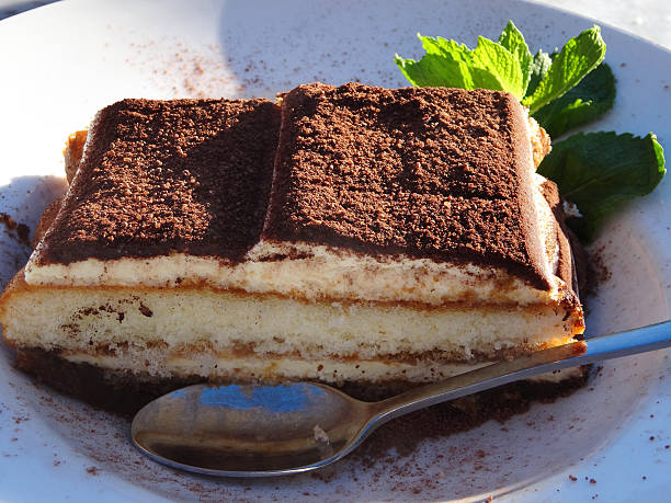 obraz tiramisu warstwowy kawa ciasto biszkoptowe z czekolady w proszku - tiramisu dessert italian culture spoon zdjęcia i obrazy z banku zdjęć