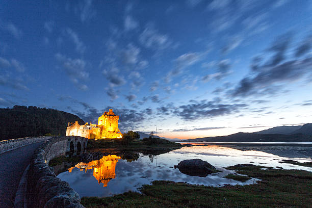 panorâmica ao anoitecer do castelo eilean donan, terras altas, escócia - dornie imagens e fotografias de stock