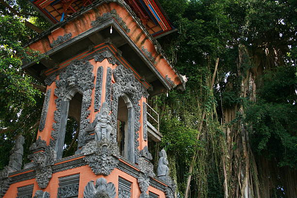 балийский храм против джунгли фон - religon стоковые фото и изображения