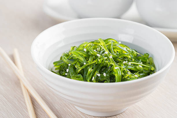 las ensaladas de algas en bowl, cocina japonesa - wakame salad fotografías e imágenes de stock