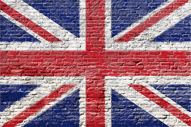reino unido-bandeira nacional na parede de tijolo - british flag flag old fashioned retro revival imagens e fotografias de stock