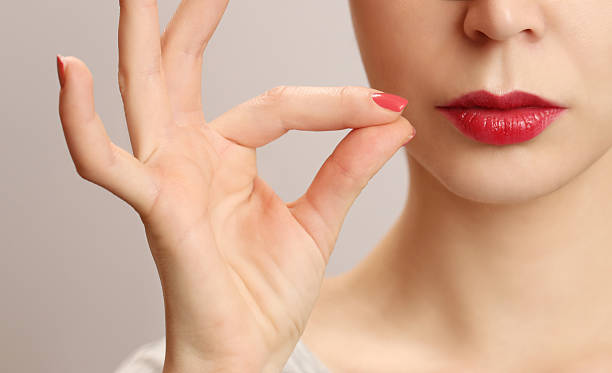 mujer zipping boca shut-callados concepto de - finger on lips zipped lips human lips secrecy fotografías e imágenes de stock