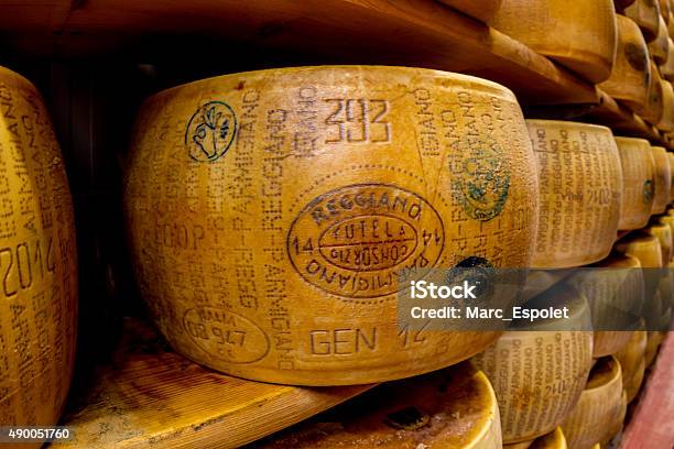 Parmagiano Reggiano Käseaging Stockfoto und mehr Bilder von Parmesan - Parmesan, Käse, Parma - Region Emilia-Romagna