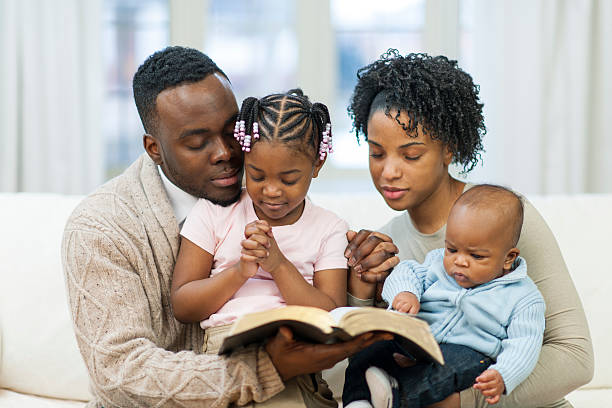 familia biblia estudiando negro - reading religious text black bible fotografías e imágenes de stock