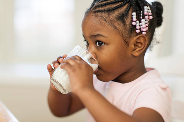 petite fille buvant du lait - milk child drinking little girls photos et images de collection