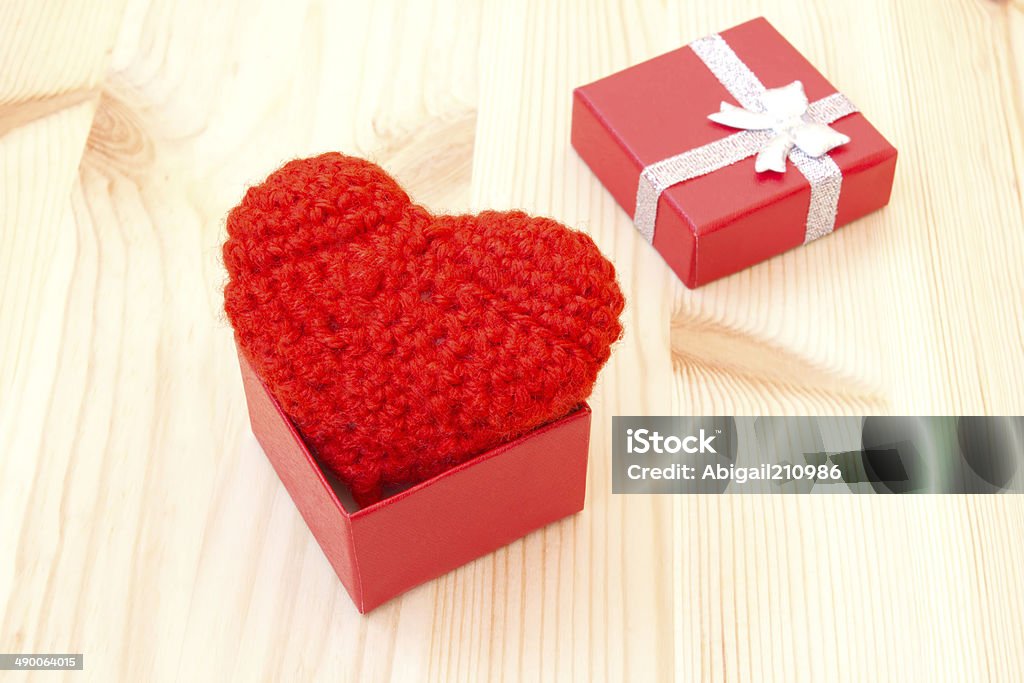Caja con tejido de corazón rojo una Monada - Foto de stock de Amistad libre de derechos