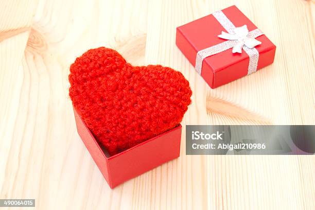 Caja Con Tejido De Corazón Rojo Una Monada Foto de stock y más banco de imágenes de Amistad - Amistad, Amor - Sentimiento, Aniversario