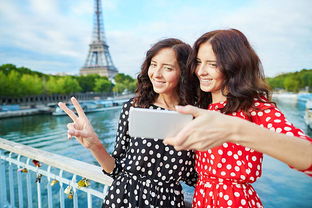 hermoso twin sisters en parís, francia - polka dot teenage girls female teenager fotografías e imágenes de stock