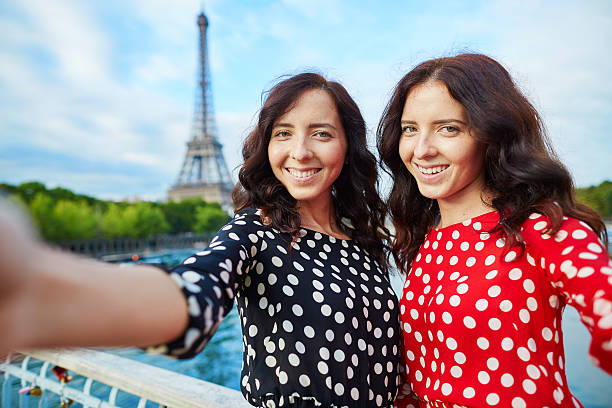 hermoso twin sisters en parís, francia - polka dot teenage girls female teenager fotografías e imágenes de stock