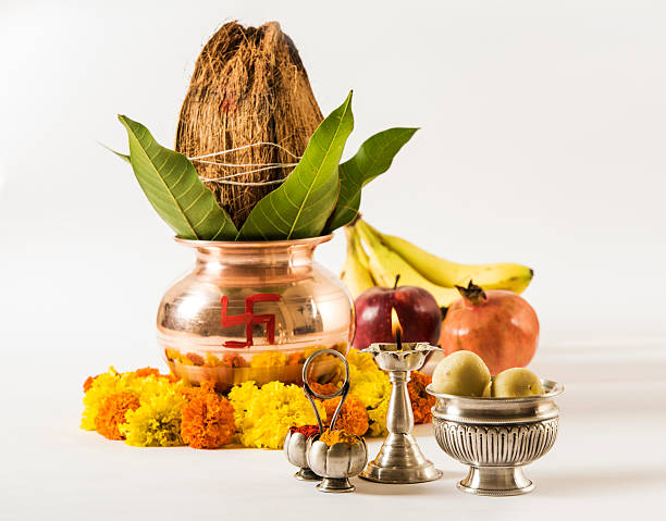 cobre kalash e sikh puja ou hindu pooja itens - om symbol fotos imagens e fotografias de stock