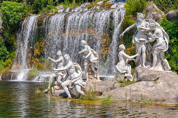 statue nymphs mitologici - fountain formal garden ornamental garden water foto e immagini stock