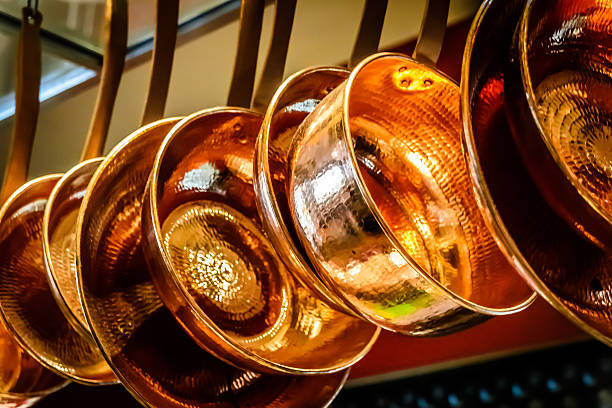 hanging copper pots, pans, saucepans - koperen pan stockfoto's en -beelden