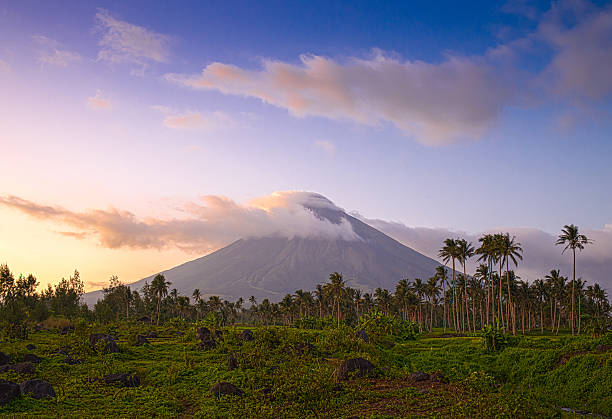 istock Vulcano Mount Mayon in the Philippines 490082474