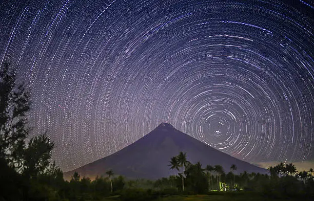 Stars leave tracks Volkano Mayon in the Philippines