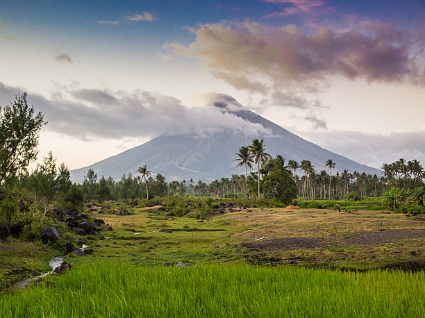 istock Vulcano Mount Mayon in the Philippines 490082772