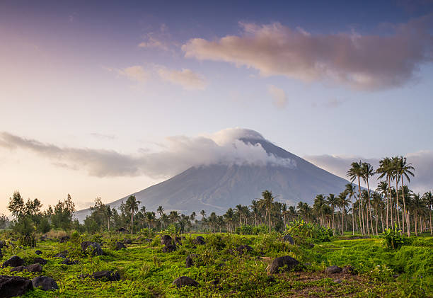 istock Vulcano Mount Mayon in the Philippines 490082828