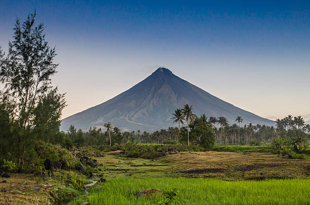 istock Vulcano Mount Mayon in the Philippines 490082990