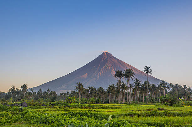 vulkan mount mckinley in den philippinen - schichtvulkan stock-fotos und bilder