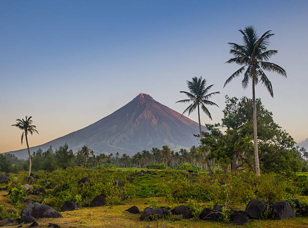 vulcano monte mayon delle filippine - bicol foto e immagini stock