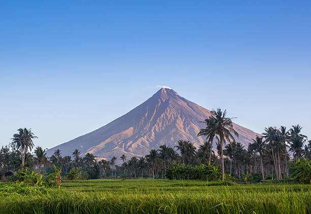 istock Vulcano Mount Mayon in the Philippines 490083116