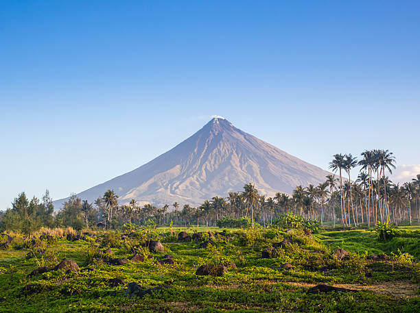 vulcano monte mayon delle filippine - bicol foto e immagini stock