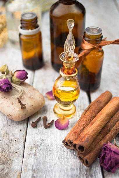 olio essenziale e fatto a mano sapone su sfondo in legno - oli aromi e spezie foto e immagini stock