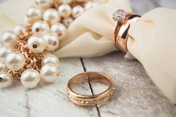 anillos de boda de oro sobre fondo de madera blanco - heart shape pillow cushion textile fotografías e imágenes de stock