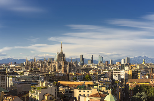Milán, con vista panorámica de los edificios perfilados contra el horizonte de 2015 Alpes en el fondo photo
