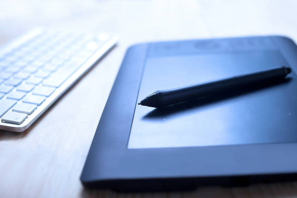gráfico tablet com caneta e teclado - equimpent imagens e fotografias de stock