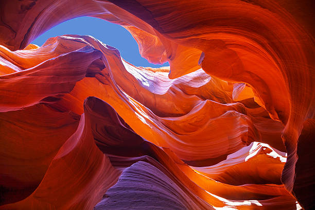 下のアンテロープ渓谷の眺めにページ、アリゾナ - antelope canyon ストックフォトと画像