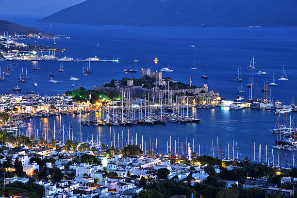 bodrum hafen und die burg st. peter nach sonnenuntergang - provinz mugla stock-fotos und bilder