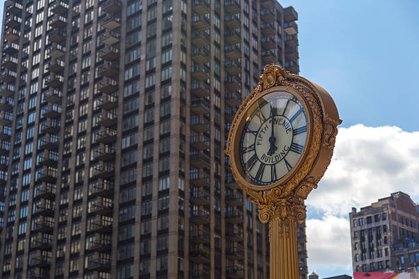 istock Sidewalk clock at 200 Fifth Avenue with Flatiron building facade 490110800